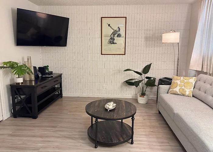 Bright Kalakauan Apartment Condo